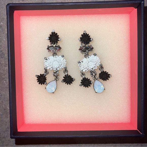 Oscar de la Renta
Black Dahlia Earrings - Picture 5 of 7